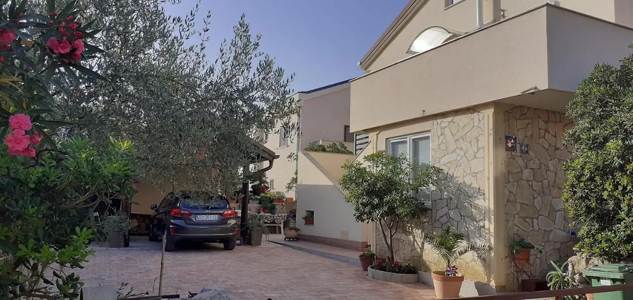Apartmani Mary Povljana